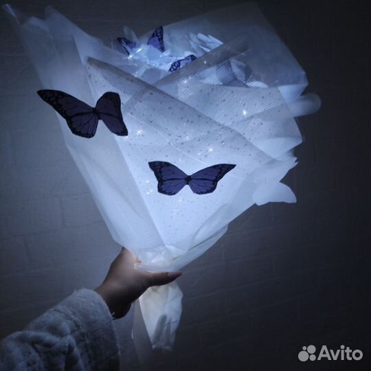Трендовый светящийся букет из бабочек