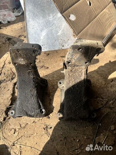 Кранштейн двигателя правый passat b3