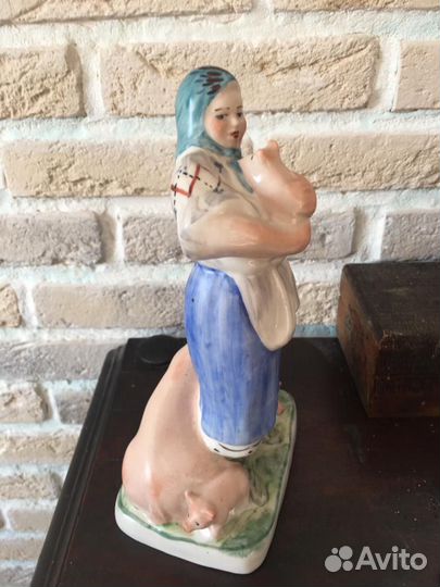 Статуэтка свинарка