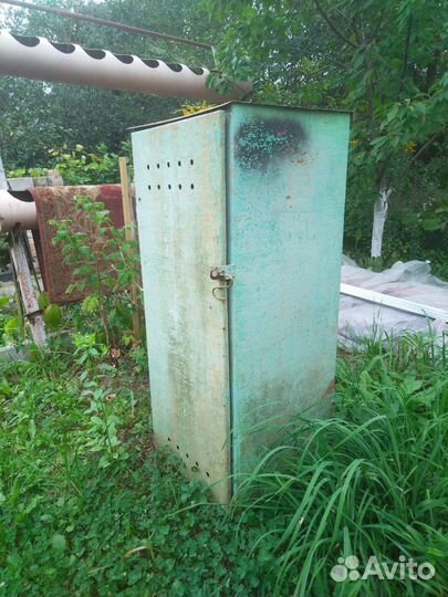Два газовых баллона и шкаф