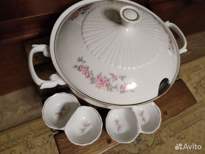 Супница фарфоровая с крышкой