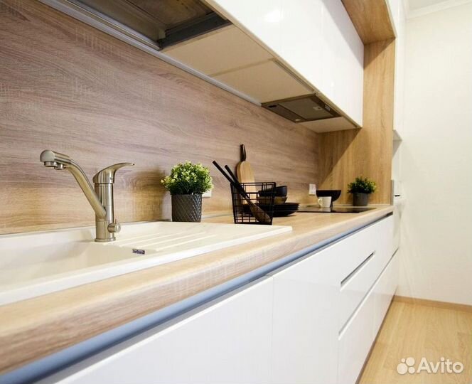 Прямая кухня в потолок. Кухонный гарнитур на заказ