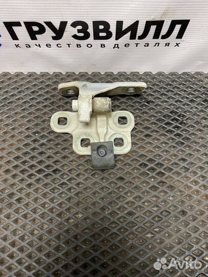 Петля двери передней левой Volvo FH4 82319029