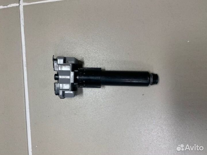 Форсунка омывателя фары правая Toyota Land Cruiser