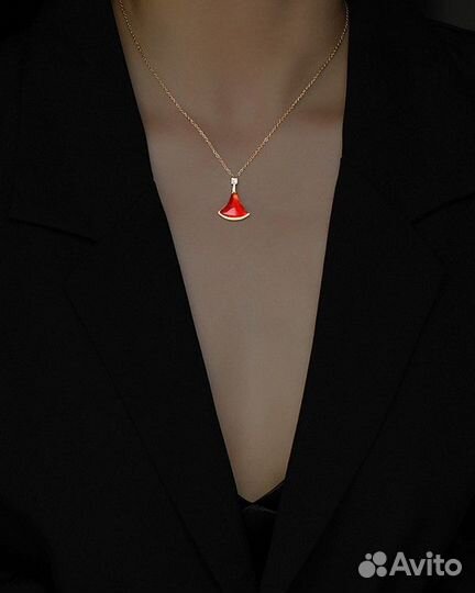 Цепочка с красным кулоном