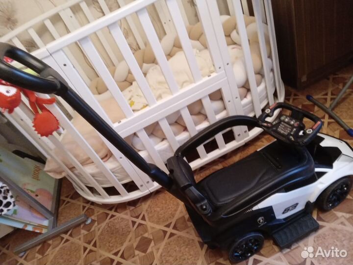 Детская машина каталка с ручкой(токолор)