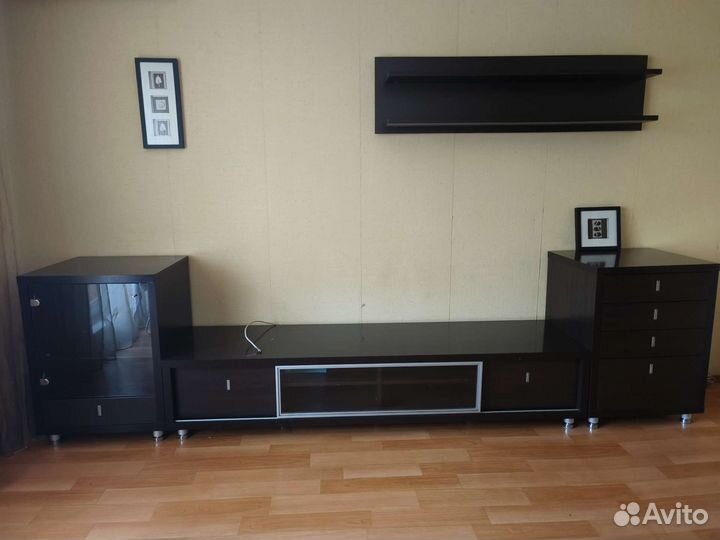 Тумба под телевизор, полка и картинки