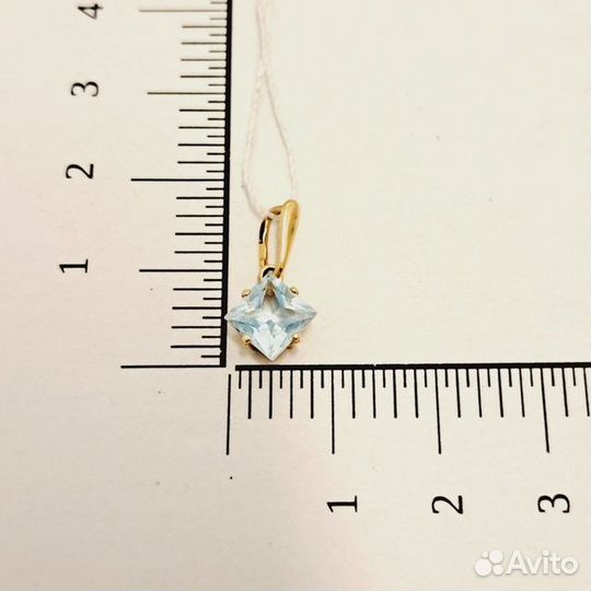 Золотая подвеска с камнем