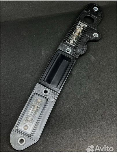 Планка с кнопкой открывания багажника