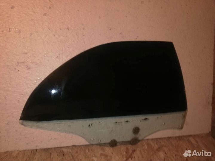 Боковое стекло заднее правое