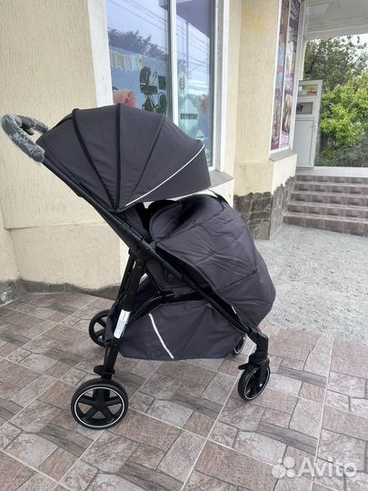 Прогулочная коляска с перекидной ручкой