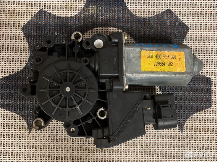 Моторчик стеклоподъемника Audi 4D0959801