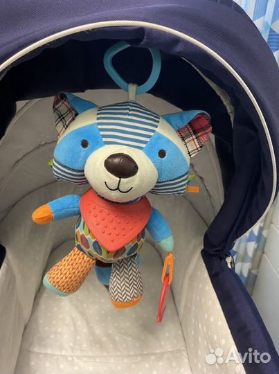 Развивающая игрушка-подвеска Skip Hop Енотик