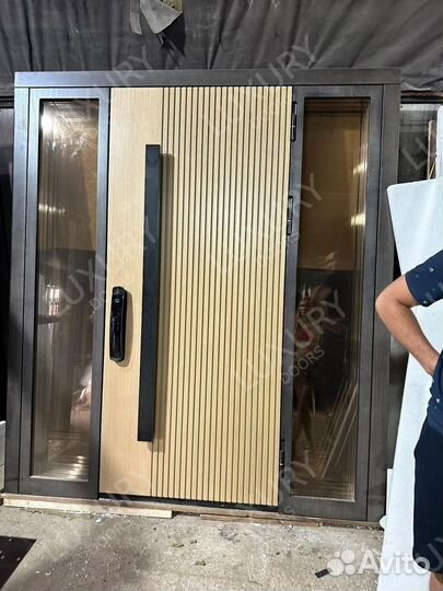 Уличная входная дверь со стеклом