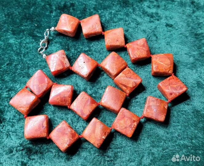 Бусы Красный камень / бусины ромб 20 мм