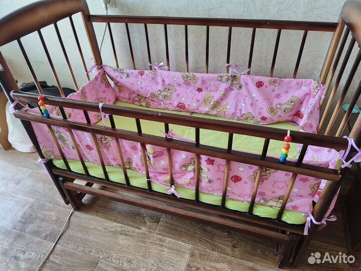 Детская кроватка с маятником,матрасом и бортиками