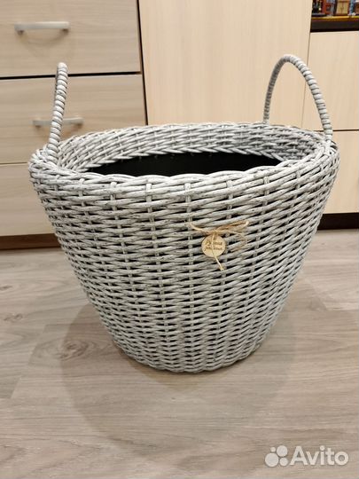 Кашпо из искусственного ротанга