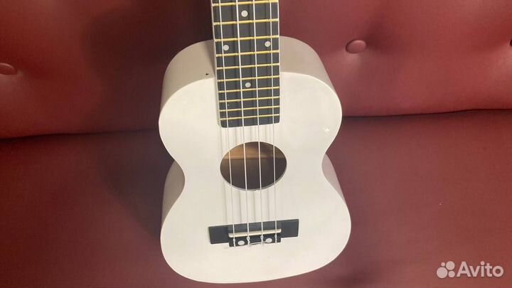 Укулеле белая
