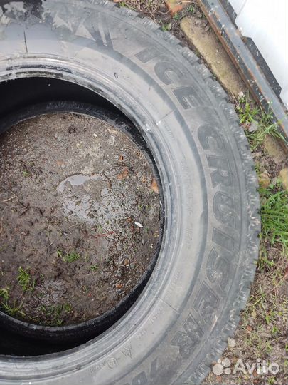 Bridgestone Ice Cruiser 7000 215/65 R16 98T