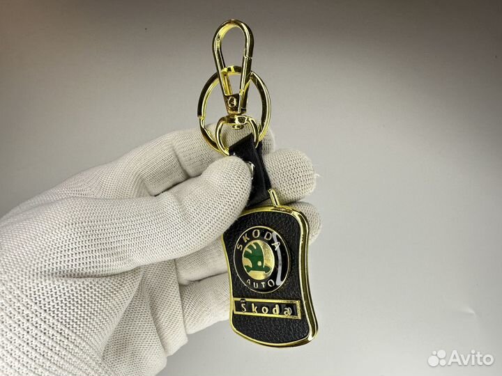 Брелок Skoda кожа-золото