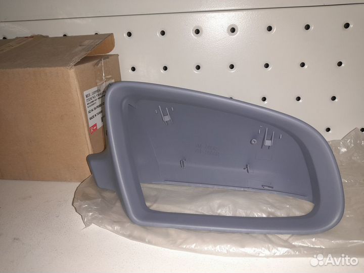 Audi A4 B7 Крышка правого зеркала Новая