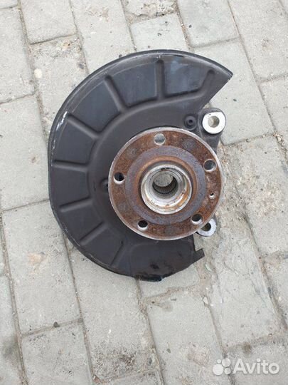 Поворотный кулак передний правый Volkswagen Passat