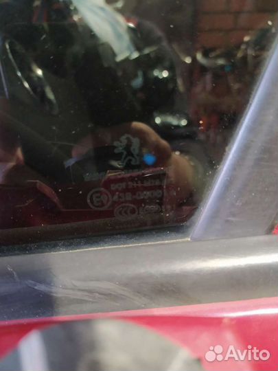 Стекло переднее левое глухое Пежо 308