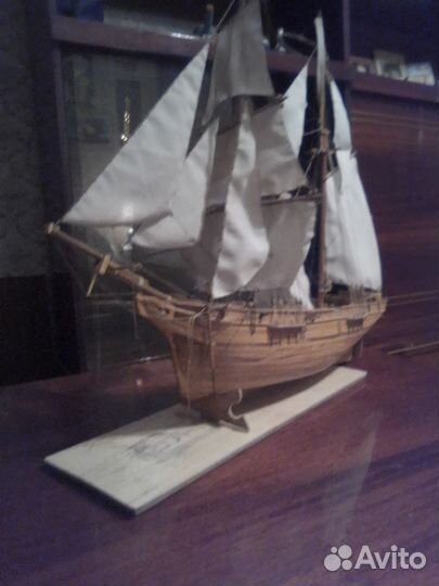 Модель парусника из дерева