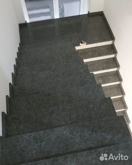 Лестница из камня кварцевый агломерат