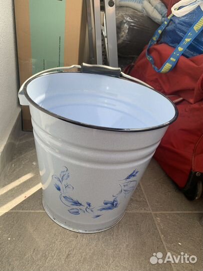 Эмалированное ведро с крышкой
