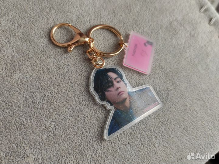 Брелок акриловый V Ким Тэхён BTS на сингл Friends