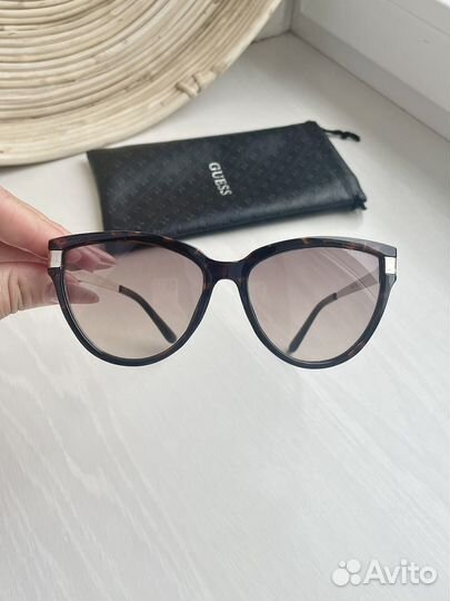 Солнцезащитные очки Guess разные