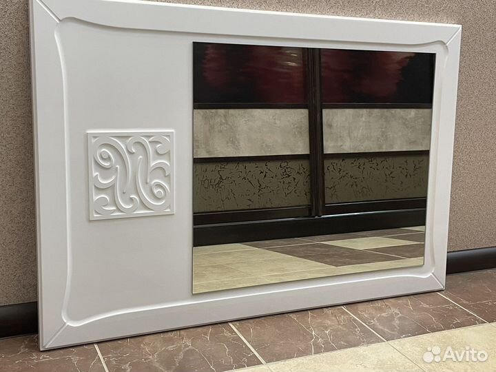 Зеркало и навесной шкаф для ванной комнаты