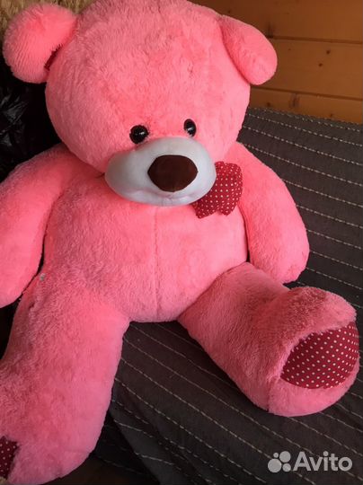 Большой плюшевый медведь