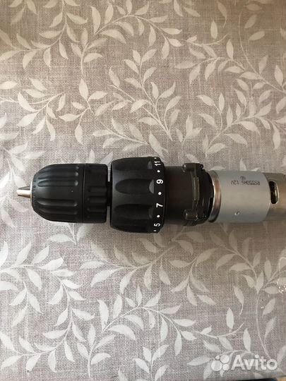 Двигательшуруповерта с редуктором и патроном