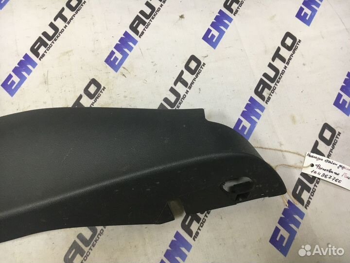 Накладка стойки задней правой Фольксваген Гольф 5