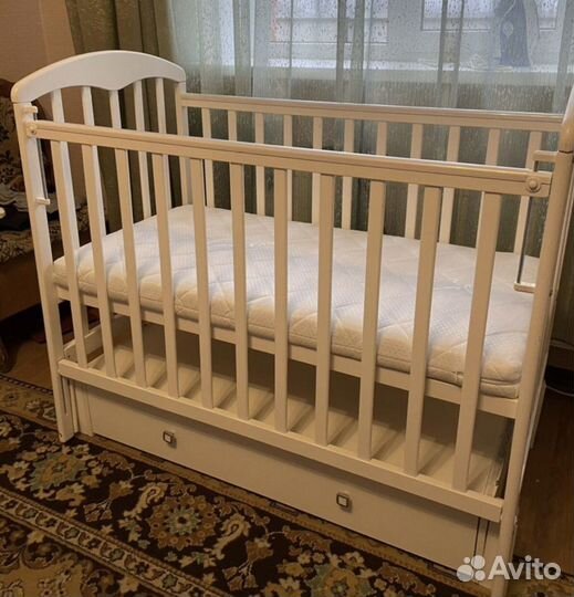 Детская кроватка с продольным маятником