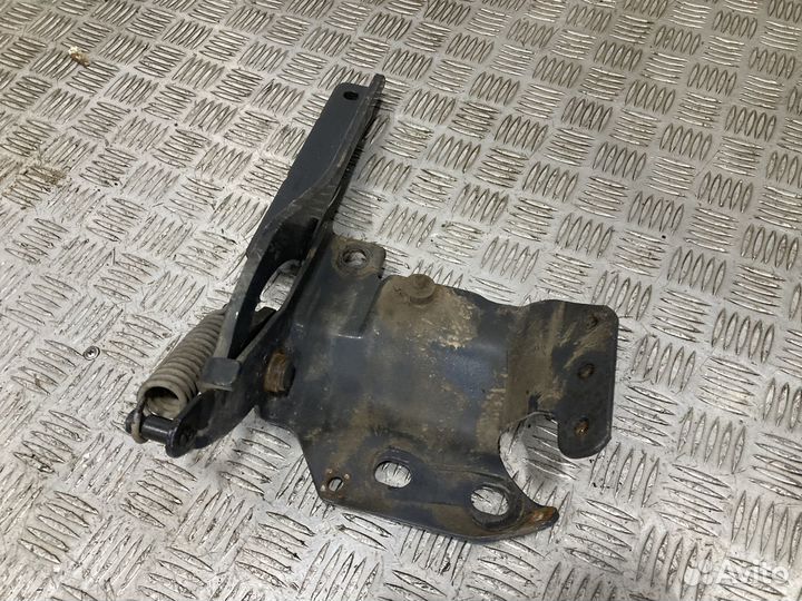 Шарнирная петля правая Scania 1889300