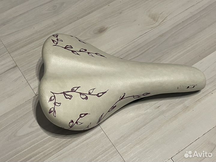 Седло красивое для женского велосипеда GT