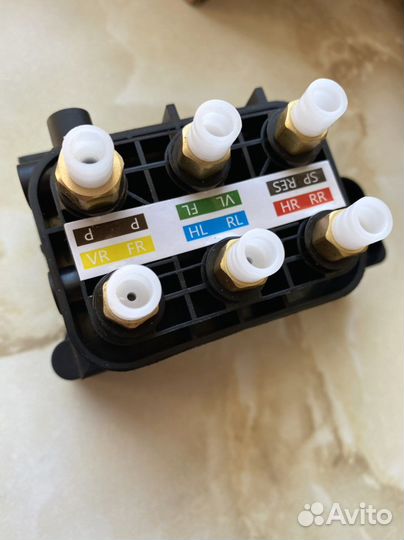 Новый блок клапанов пневмоподвески Mercedes C218