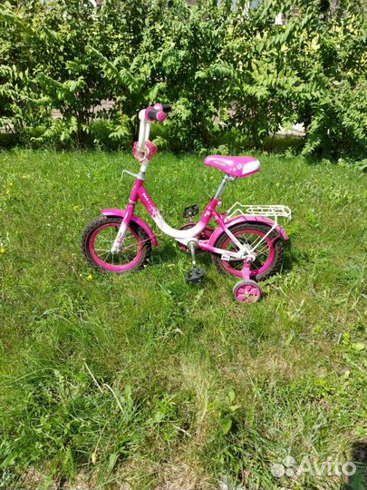 Детский велосипед с дополнительными колесами