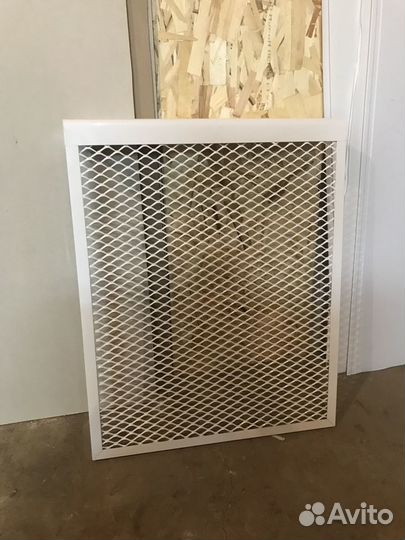 Декоративный металлический экран на радиатор