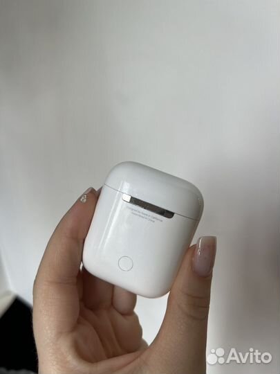 Кейс и правый наушник AirPods 2