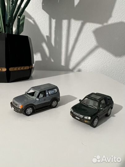 Машинки Toyota Land Cruiser и RAV4
