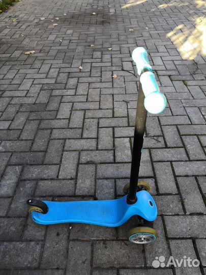 Синий самокат Globber