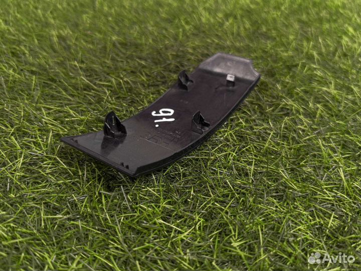 Накладка фонаря задняя правая Toyota Rav4 XA50 2.5