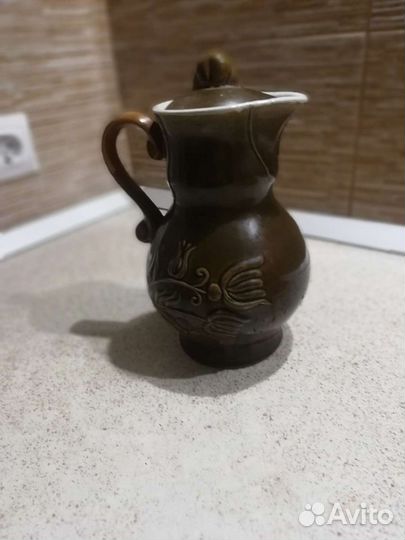 Глиняный кувшин для вина