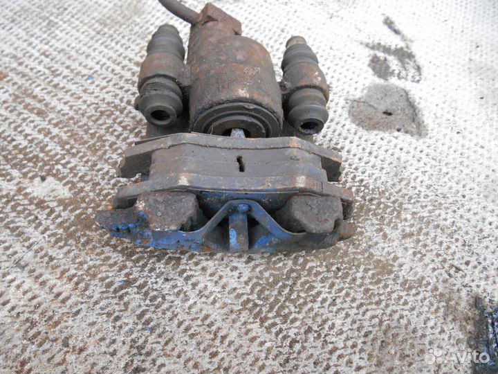 Задний левый суппорт Crysler Dodge Neon