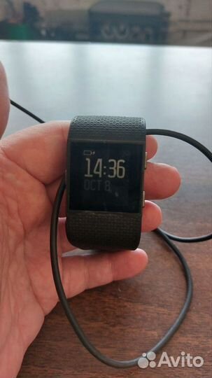 Фитнес часы fitbit surge