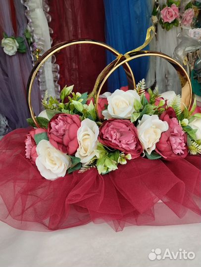 Свадебные украшения (кольца) на авто